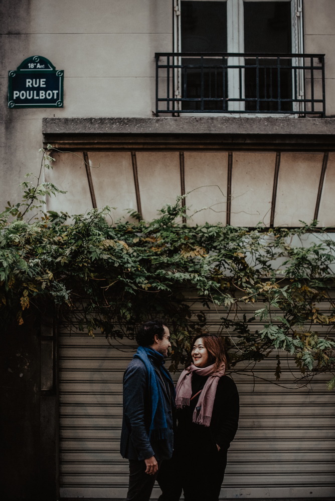 seance photo couple paris - seance engagement leslie photographie - rue poulbot paris - photographe lifestyle et mariage paris 