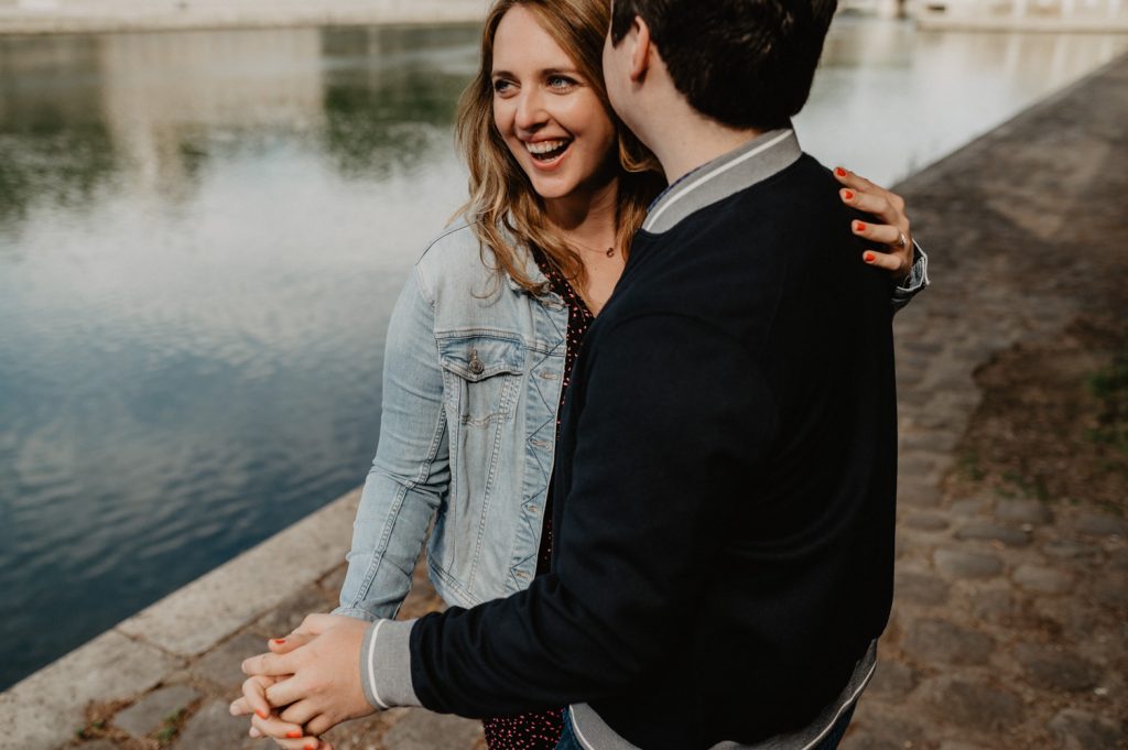seance photo couple engagement paris - seance photo couple dans les rues de paris - engagement photo session - andy festival - leslie photographie