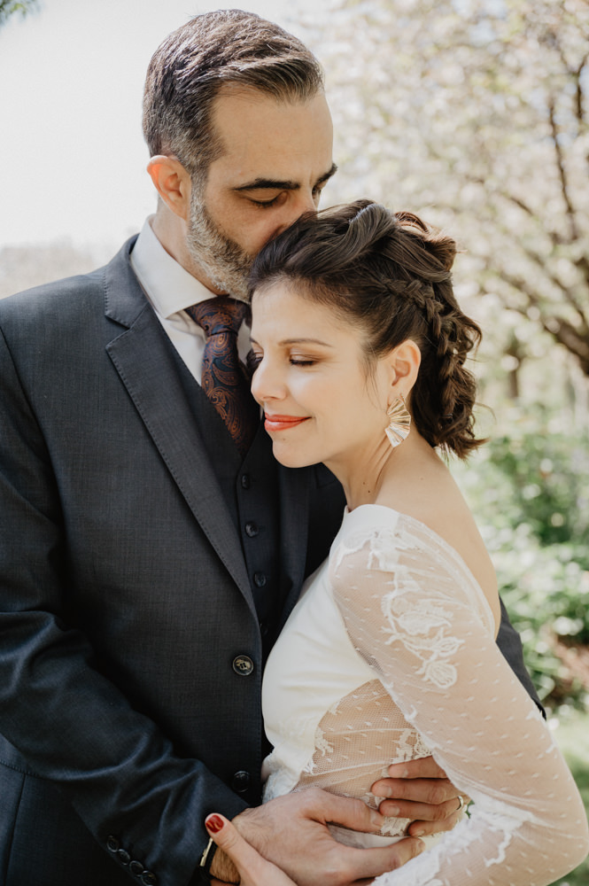 seance photo couple mariage paris - photos mariés rues de paris - photos naturelles mariage - inspiration photo mariage paris - leslie photographie