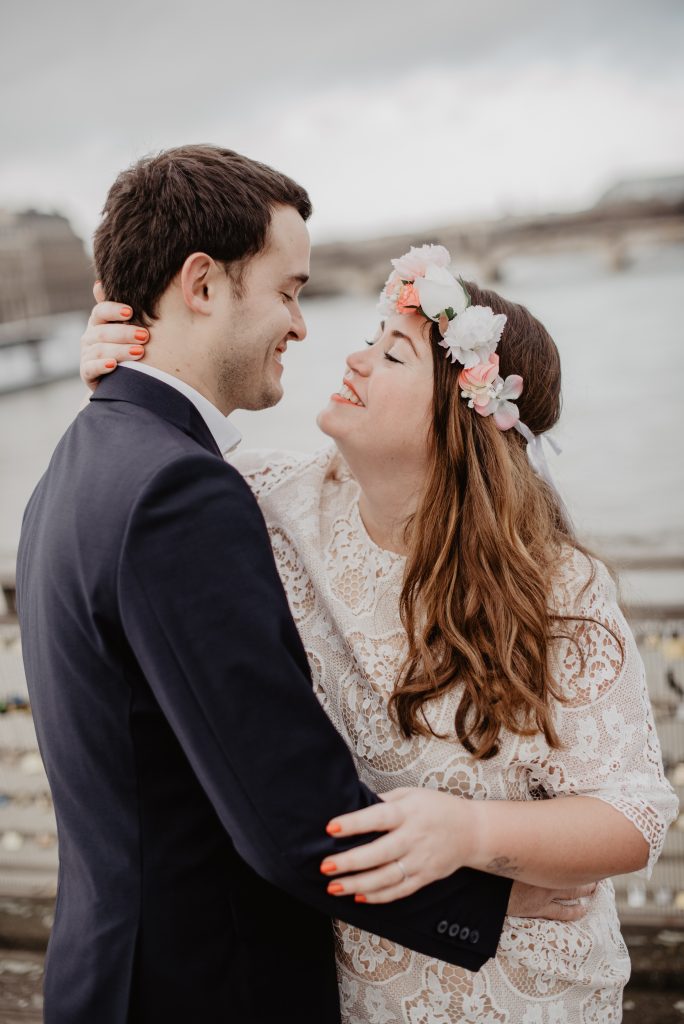 seance photo couple mariage paris - photos mariés rues de paris - photos naturelles mariage - inspiration photo mariage paris - leslie photographie