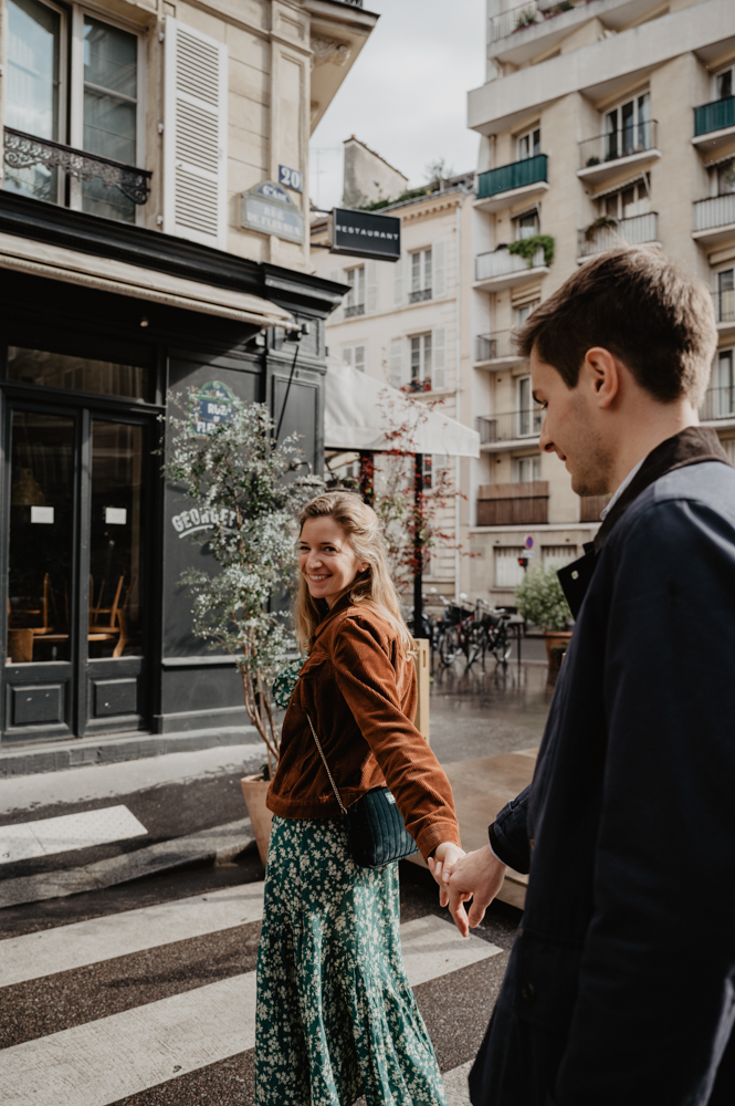 seance photo couple engagement paris - seance photo couple dans les rues de paris - engagement photo session - andy festival - leslie photographie