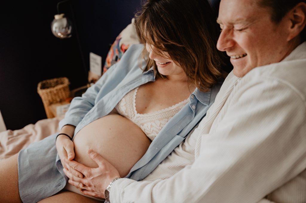 seance photo grossesse lifestyle - photographe lifestyle lumiere naturelle paris - photo grossesse maternité - leslie photographie