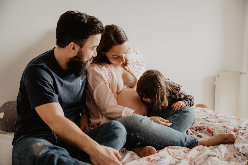 seance photo grossesse lifestyle - photographe lifestyle lumiere naturelle paris - photo grossesse maternité - leslie photographie