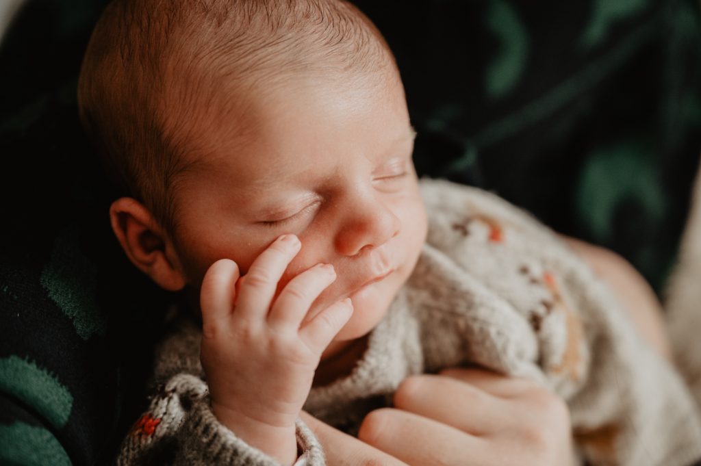 seance nouveau né a domicile - faire sa séance photo bébé a la maison - photographe nouveau né lifestyle paris - photographe famille yvelines - leslie photographie