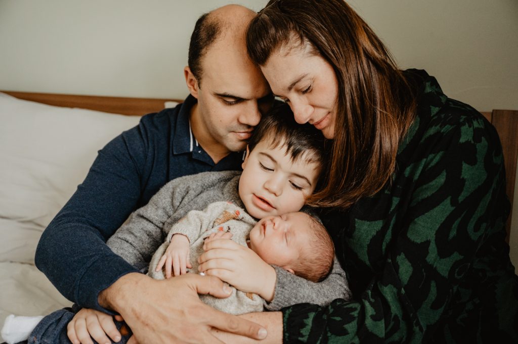 seance nouveau né a domicile - faire sa séance photo bébé a la maison - photographe nouveau né lifestyle paris - photographe famille yvelines - leslie photographie