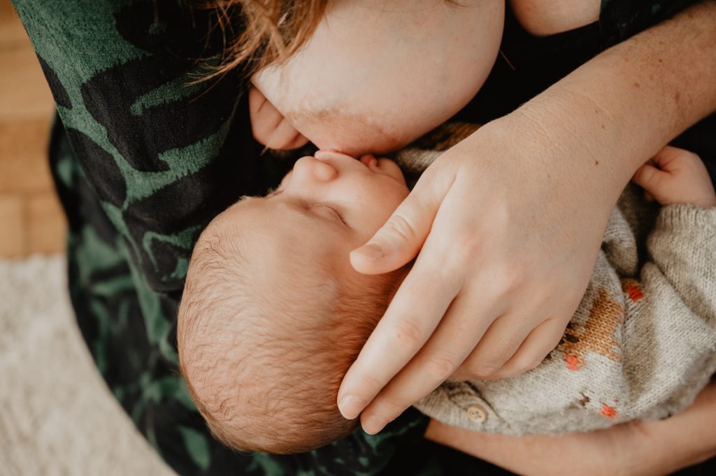 seance nouveau né a domicile - faire sa séance photo bébé a la maison - photographe nouveau né lifestyle paris - photographe famille yvelines - leslie photographie