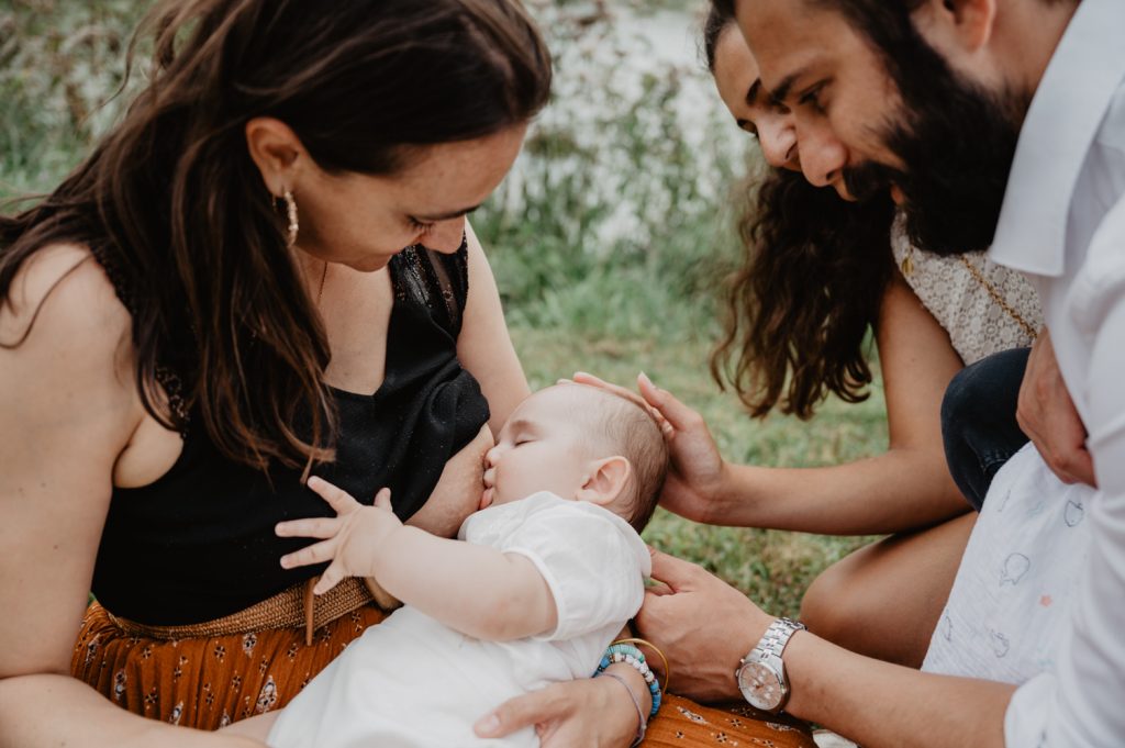 seance photo allaitement en exterieur paris - seance photo maternage paris - documenter l allaitement en photo - photographe allaitement yvelines - l allaitement au naturel - leslie photographie