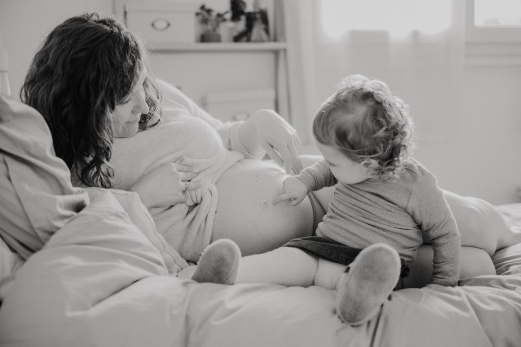 seance photo grossesse lifestyle - photographe lifestyle lumiere naturelle paris - photo grossesse maternité - leslie photographie