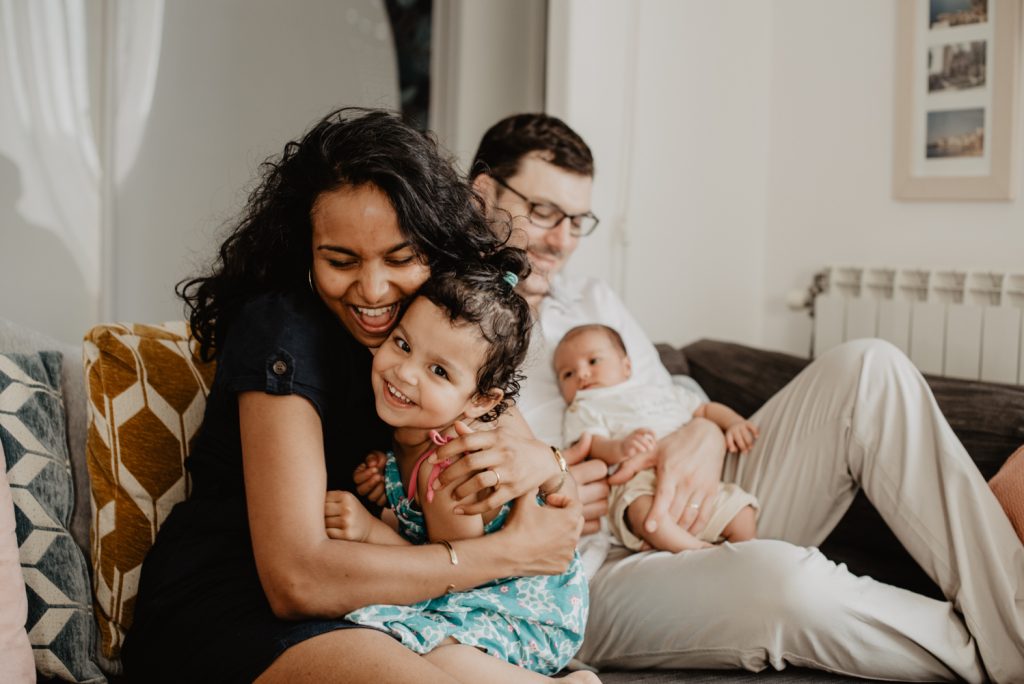 seance nouveau né a domicile - faire sa séance photo bébé a la maison - photographe nouveau né lifestyle paris - photographe famille yvelines - leslie photographie