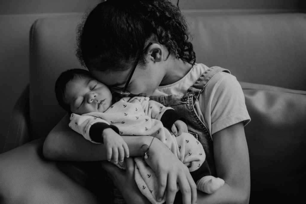 seance nouveau né a domicile - faire sa séance photo bébé a la maison - photographe nouveau né lifestyle paris - photographe famille yvelines - leslie photographie